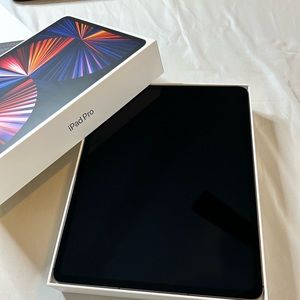 Apple 12.9in iPad Pro with Wi-Fi + Cellular 2TB (Unlocked) with Accessories